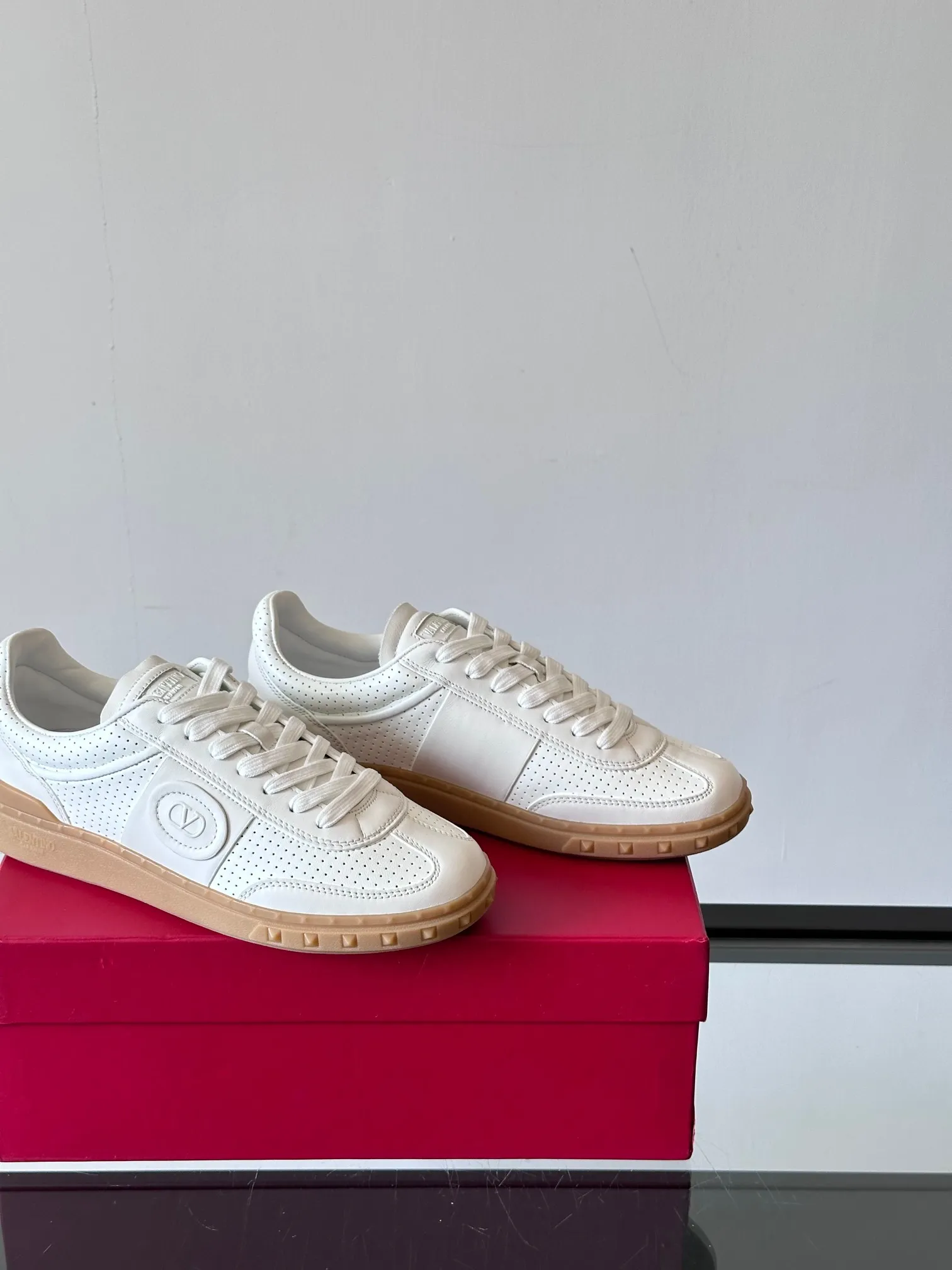 Factory price: 438💰Original quality, top version on the market VALENTINO (Valentino) latest fashion week catwalk [couples 👫 model], unique design, fashionable family specializes in slim feet🔥A fashion product of Baita [strong] Fabric: The toe is made of high mercerized triangular grain cowhide and A-grade full-grain cowhide, original lasting process Inner lining: cowhide lining + men's shoes 💰U hanging mesh feet, heels and tongues decorated with VaIentin* shallow relief oversized rivets Size: 38-44, customized 45